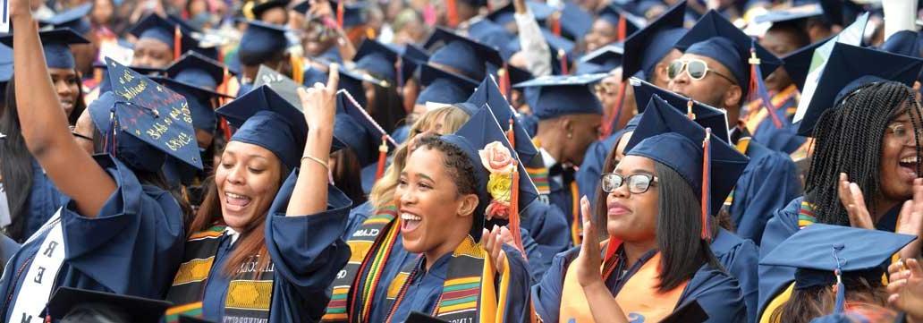 Group of 学生 excited at graduation